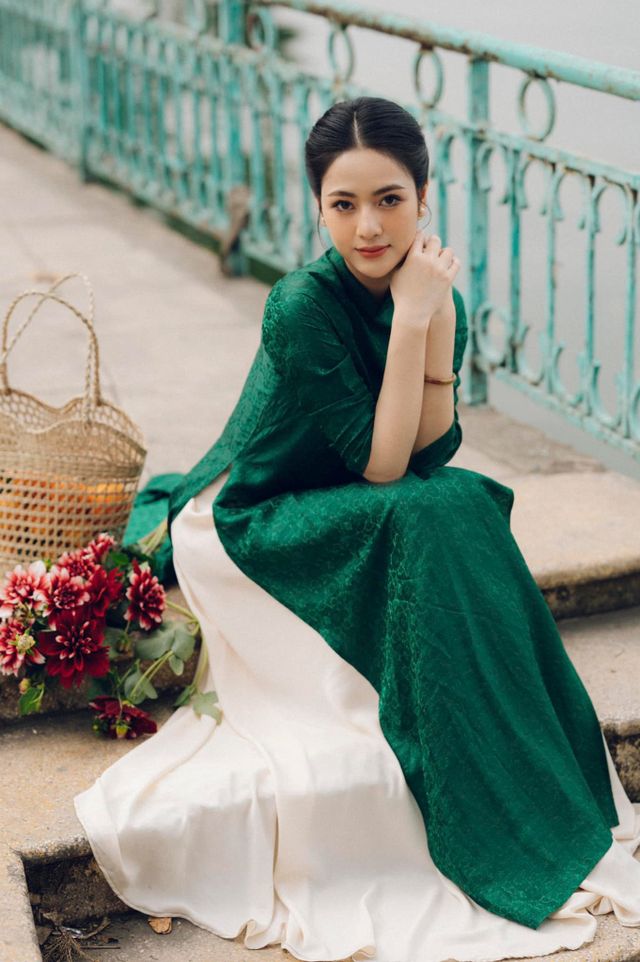Việt Hoa khoe vẻ đẹp đằm thắm khi diện áo dài xưa - Ảnh 2.