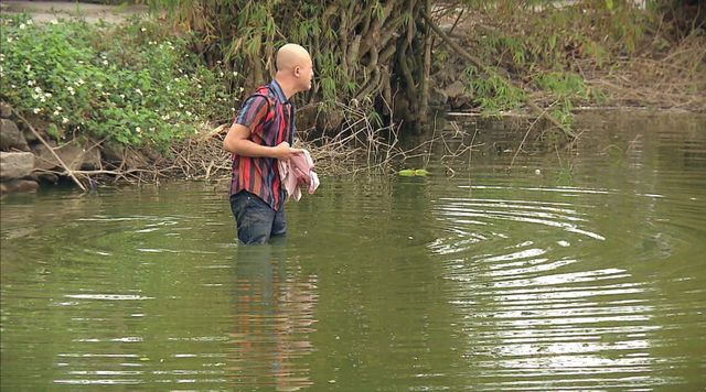 Phố trong làng - Tập 40: Mến gào khóc gọi con gái trong vô vọng khiến khán giả xúc động - Ảnh 3.