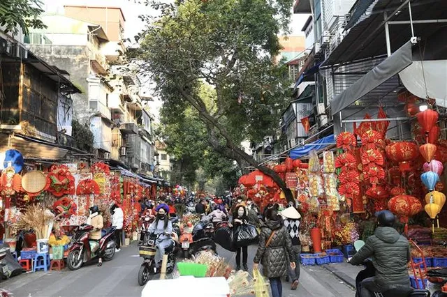 Phố cổ Hà Nội rực rỡ sắc đỏ những ngày gần Tết - Ảnh 14. Phố cổ Hà Nội rực rỡ sắc đỏ những ngày gần Tết - Ảnh 14.