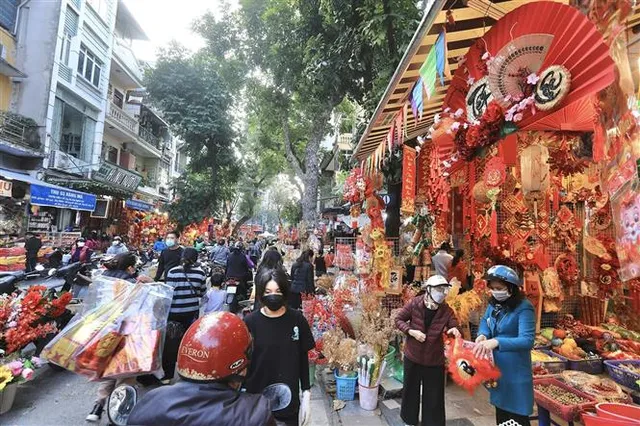 Phố cổ Hà Nội rực rỡ sắc đỏ những ngày gần Tết - Ảnh 13. Phố cổ Hà Nội rực rỡ sắc đỏ những ngày gần Tết - Ảnh 13.