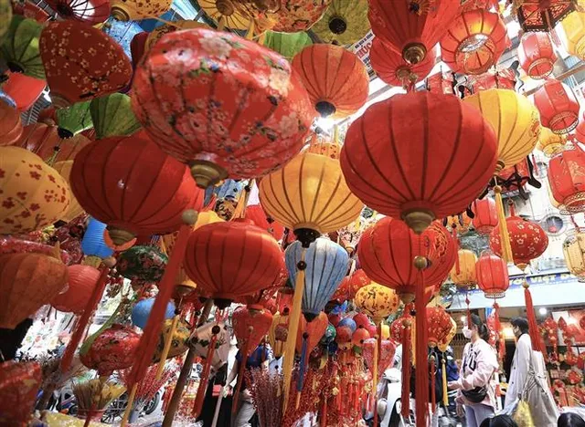 Phố cổ Hà Nội rực rỡ sắc đỏ những ngày gần Tết - Ảnh 11. Phố cổ Hà Nội rực rỡ sắc đỏ những ngày gần Tết - Ảnh 11.
