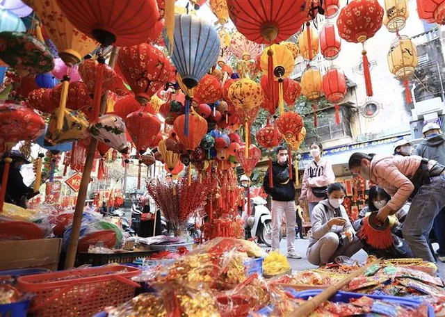 Phố cổ Hà Nội rực rỡ sắc đỏ những ngày gần Tết - Ảnh 10. Phố cổ Hà Nội rực rỡ sắc đỏ những ngày gần Tết - Ảnh 10.