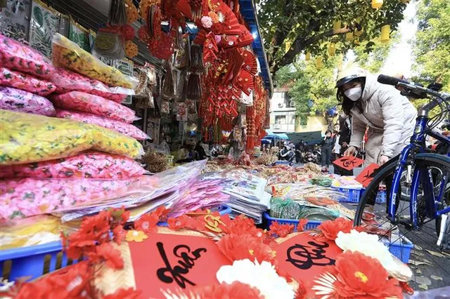 Phố cổ Hà Nội rực rỡ sắc đỏ những ngày gần Tết - Ảnh 2. Phố cổ Hà Nội rực rỡ sắc đỏ những ngày gần Tết - Ảnh 2.