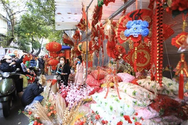 Phố cổ Hà Nội rực rỡ sắc đỏ những ngày gần Tết - Ảnh 3. Phố cổ Hà Nội rực rỡ sắc đỏ những ngày gần Tết - Ảnh 3.