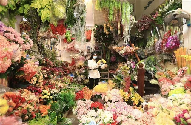 Phố cổ Hà Nội rực rỡ sắc đỏ những ngày gần Tết - Ảnh 6. Phố cổ Hà Nội rực rỡ sắc đỏ những ngày gần Tết - Ảnh 6.