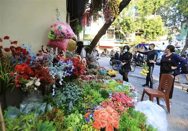 Phố cổ Hà Nội rực rỡ sắc đỏ những ngày gần Tết - Ảnh 5. Phố cổ Hà Nội rực rỡ sắc đỏ những ngày gần Tết - Ảnh 5.