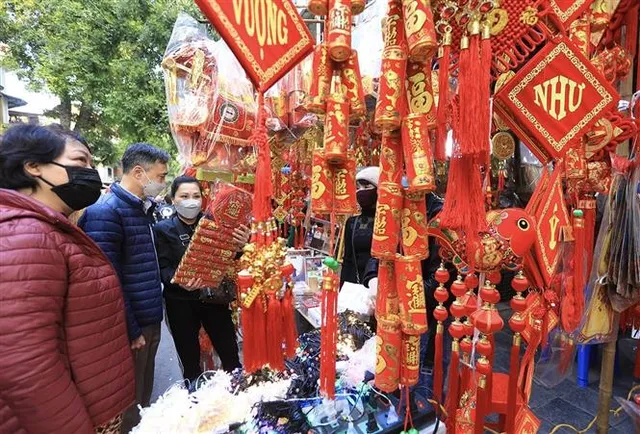 Phố cổ Hà Nội rực rỡ sắc đỏ những ngày gần Tết - Ảnh 8. Phố cổ Hà Nội rực rỡ sắc đỏ những ngày gần Tết - Ảnh 8.