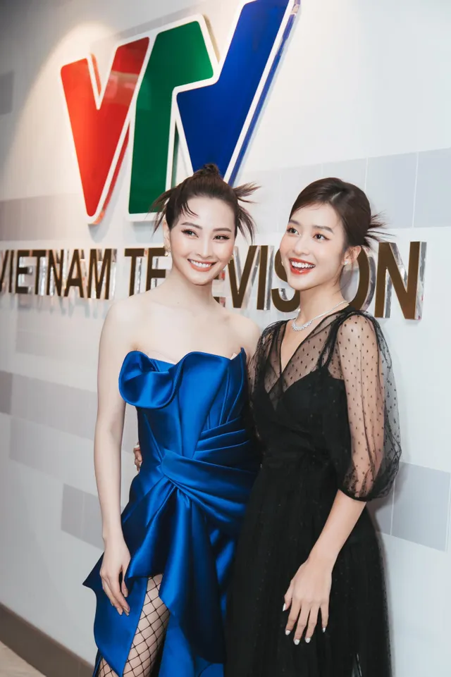 Khả Ngân hút mọi ảnh nhìn dù chụp vội ở hậu trường VTV Awards 2021 - Ảnh 8.