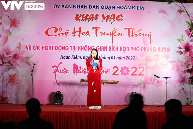 Hà Nội: Người dân khám phá chợ hoa Tết truyền thống gắn với các hoạt động tại phố bích họa Phùng Hưng - Ảnh 1.