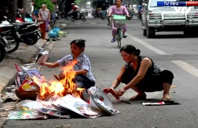 Nơm nớp bà hỏa ghé thăm do đốt vàng mã ngày Tết - Ảnh 1.