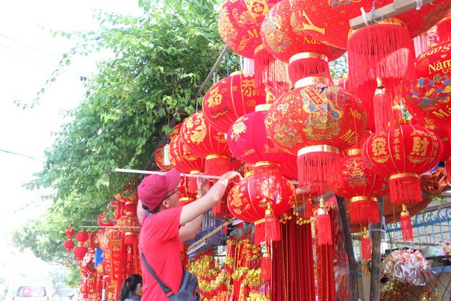 Rực rỡ phố đèn lồng ở Nha Trang dịp Tết Nguyên đán - Ảnh 1.