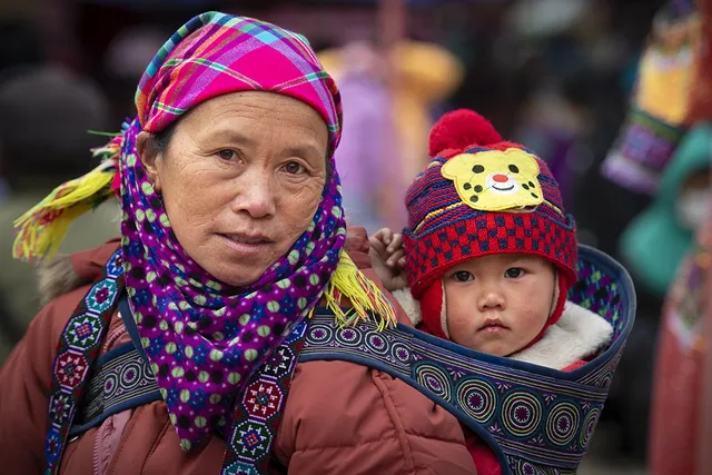 Vẻ đáng yêu của những em bé vùng cao Tây Bắc trong phiên chợ cuối năm - Ảnh 11.