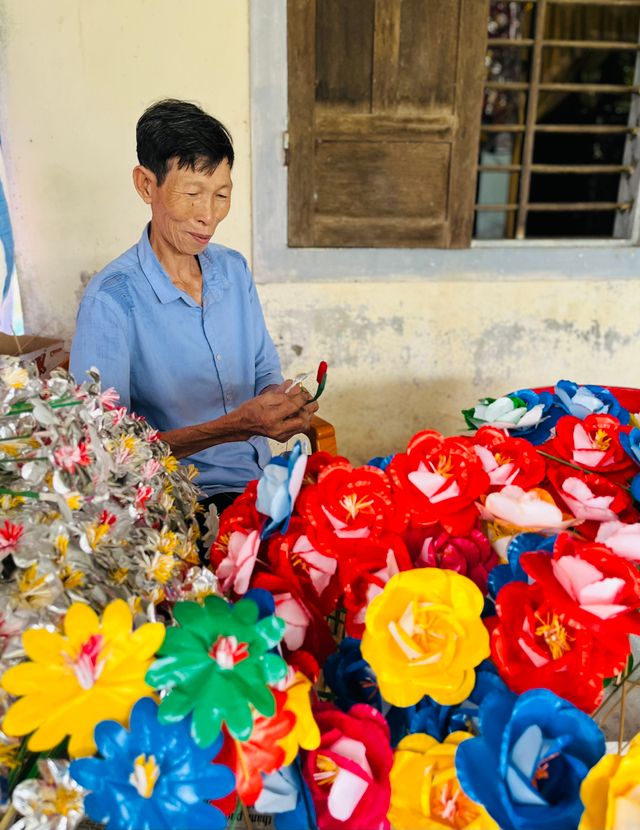 Hoa giấy Thanh Tiên: Gìn giữ nét đẹp cổ truyền làng nghề Huế - Ảnh 4.