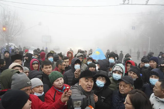 Bùng phát bạo loạn nghiêm trọng nhất trong 10 năm qua, Nga cử lực lượng đến Kazakhstan - Ảnh 2.