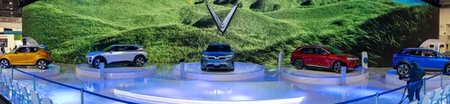 VinFast ra mắt 5 mẫu xe điện tại CES 2022, tuyên bố trở thành hãng xe điện 100% vào cuối năm nay - Ảnh 4. VinFast ra mắt 5 mẫu xe điện tại CES 2022, tuyên bố trở thành hãng xe điện 100% vào cuối năm nay - Ảnh 4.