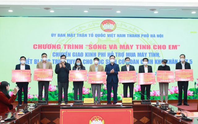 Hà Nội: Thêm hơn 1.000 học sinh nghèo được hỗ trợ máy tính học trực tuyến - Ảnh 1.