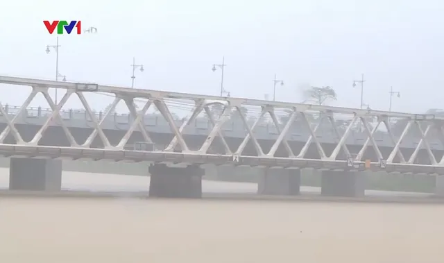 Mưa lớn nhiều ngày tại Thừa Thiên Huế khiến nước lũ tràn qua Quốc lộ 1 - Ảnh 1. Mưa lớn nhiều ngày tại Thừa Thiên Huế khiến nước lũ tràn qua Quốc lộ 1 - Ảnh 1.