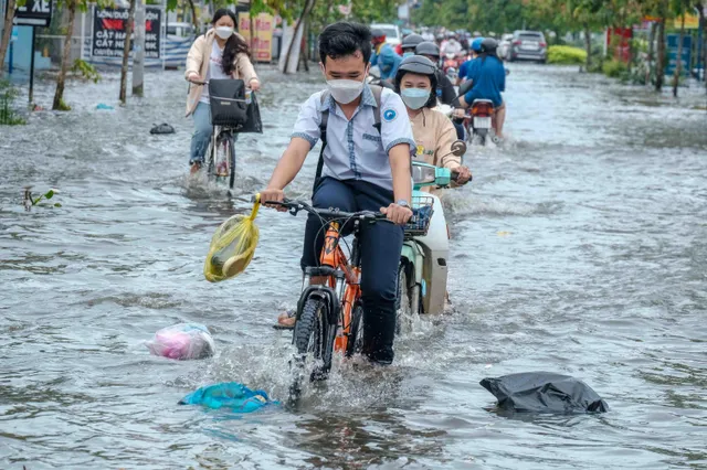 Cần Thơ: Triều cường đạt đỉnh gây ngập nhiều tuyến đường - Ảnh 4. Cần Thơ: Triều cường đạt đỉnh gây ngập nhiều tuyến đường - Ảnh 4.
