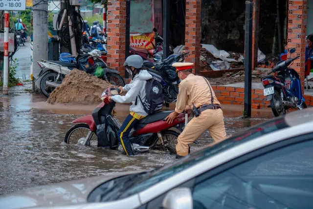 Cần Thơ: Triều cường đạt đỉnh gây ngập nhiều tuyến đường - Ảnh 6. Cần Thơ: Triều cường đạt đỉnh gây ngập nhiều tuyến đường - Ảnh 6.