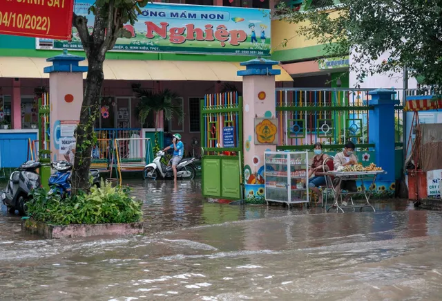 Cần Thơ: Triều cường đạt đỉnh gây ngập nhiều tuyến đường - Ảnh 2. Cần Thơ: Triều cường đạt đỉnh gây ngập nhiều tuyến đường - Ảnh 2.