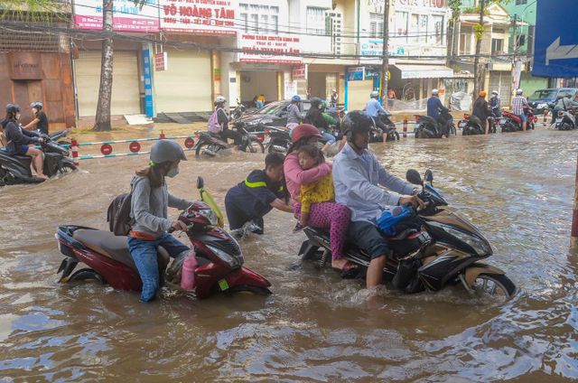 Người dân Cần Thơ vật lộn với đợt triều cường vượt báo động 3 - Ảnh 2.