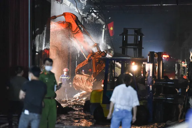 Cháy lớn tại một công ty giấy ở Bắc Ninh - Ảnh 1.