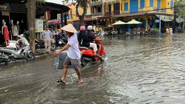 Hội An: Nước dâng cao gần 1m, lên sát mép nhà dân - Ảnh 7.