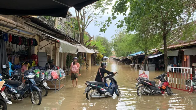 Hội An: Nước dâng cao gần 1m, lên sát mép nhà dân - Ảnh 11.