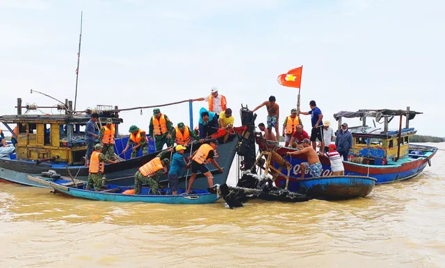 Quảng Nam: Khẩn trương trục vớt tàu thuyền bị cháy, chìm tại biển Cửa Đại - Ảnh 1.