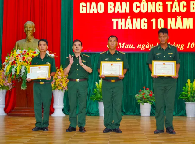 Khen thưởng đột xuất cán bộ BĐBP có thành tích xuất sắc trong chống buôn lậu - Ảnh 1.