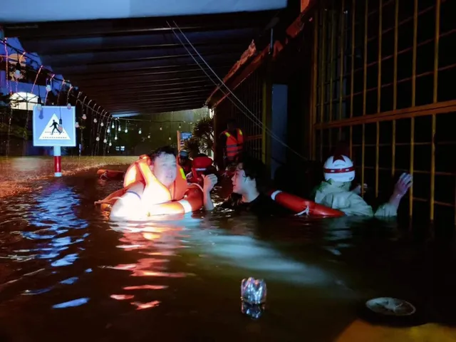 Đà Nẵng: Nước lụt chảy xiết cuốn trôi người, cảnh sát cứu hộ dầm mình ứng cứu - Ảnh 1.