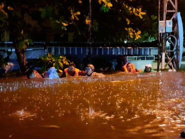 Đà Nẵng: Nước lụt chảy xiết cuốn trôi người, cảnh sát cứu hộ dầm mình ứng cứu - Ảnh 2.