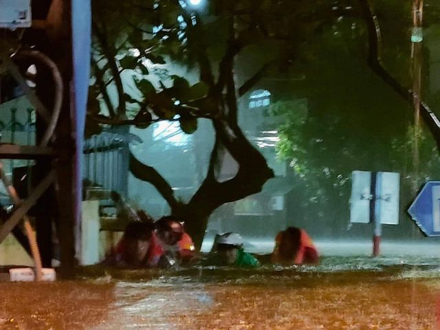 Đà Nẵng: Nước lụt chảy xiết cuốn trôi người, cảnh sát cứu hộ dầm mình ứng cứu - Ảnh 3.