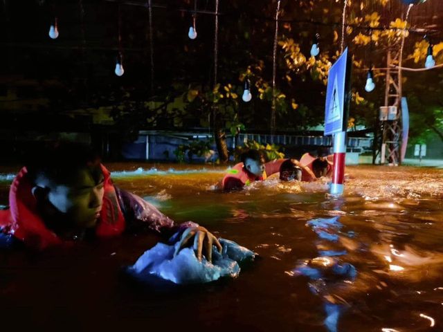 Đà Nẵng: Nước lụt chảy xiết cuốn trôi người, cảnh sát cứu hộ dầm mình ứng cứu - Ảnh 4.