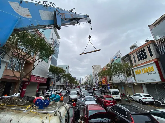 Đà Nẵng: Nhiều hộ dân, công trình giao thông thiệt hại nặng sau mưa lũ lịch sử - Ảnh 2.