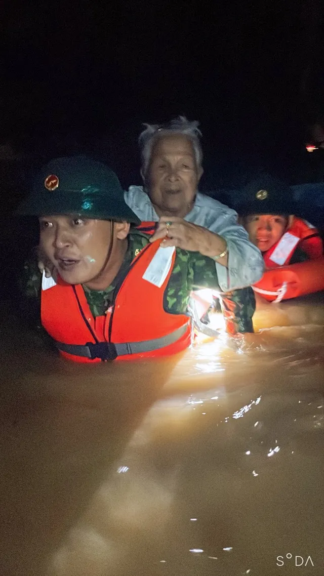 Người dân Đà Nẵng thức trắng đêm vì mưa lớn lịch sử - Ảnh 4.