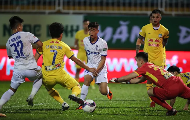 Vòng 19 Night Wolf V.League 1-2022: Căng thẳng từng phút giây - Ảnh 3.