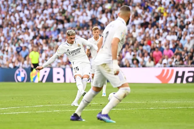 Hạ Barcelona trong trận Siêu kinh điển, Real Madrid chiếm ngôi đầu La Liga - Ảnh 2.