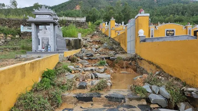 Sạt lở nghiêm trọng tại nghĩa trang lớn nhất Đà Nẵng - Ảnh 5.