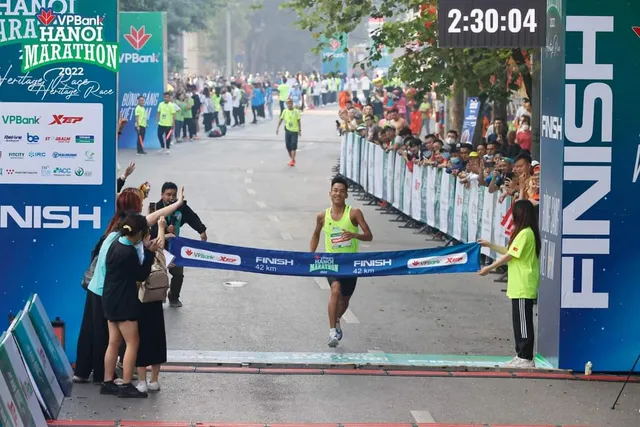 Trịnh Quốc Lượng và Nguyễn Thị Oanh vô địch VPBank Hanoi Marathon 2022   - Ảnh 1.