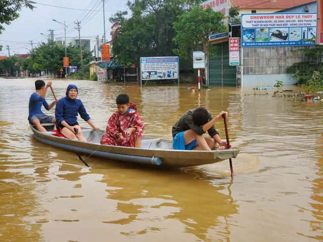 Quảng Bình: Mưa lớn gây ngập lụt, chia cắt nhiều tuyến đường, hàng trăm hộ dân bị ngập - Ảnh 2.