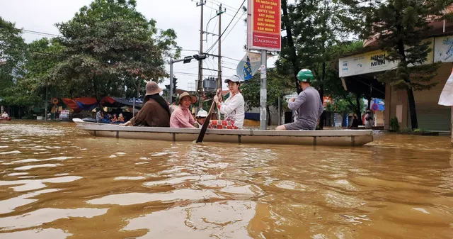 Quảng Bình: Mưa lớn gây ngập lụt, chia cắt nhiều tuyến đường, hàng trăm hộ dân bị ngập - Ảnh 1.