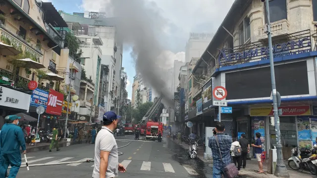 TP Hồ Chí Minh: Cháy lớn gần chợ Bến Thành - Ảnh 7.