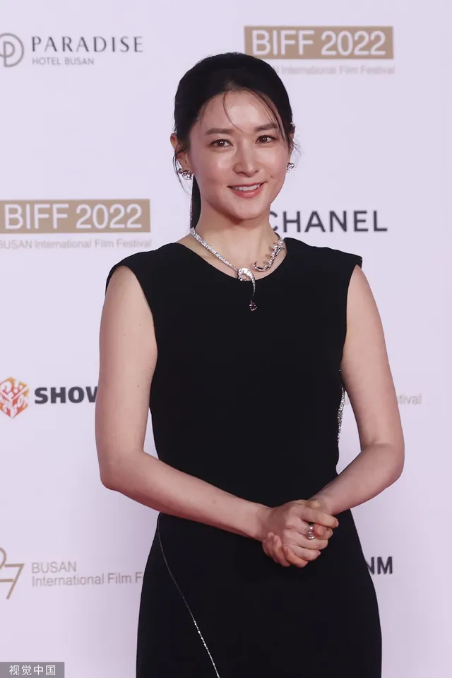 Nhan sắc tuổi 51 của Lee Young Ae - Ảnh 3.