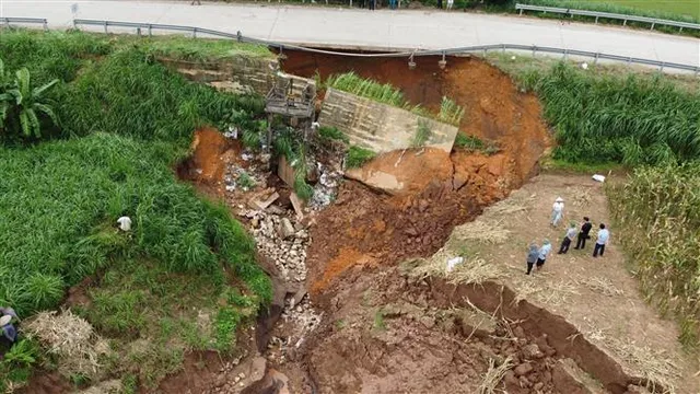 Sạt lở nghiêm trọng bờ sông Đà - Ảnh 5.