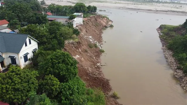 Sạt lở nghiêm trọng bờ sông Đà - Ảnh 9.