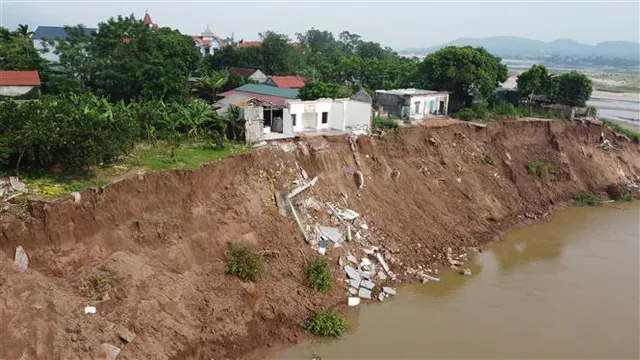 Sạt lở nghiêm trọng bờ sông Đà - Ảnh 4.