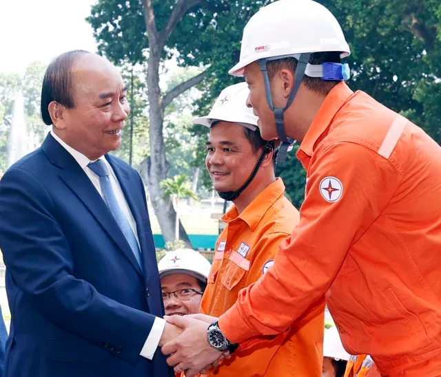 Chủ tịch nước Nguyễn Xuân Phúc gặp mặt, biểu dương thợ giỏi ngành Điện - Ảnh 2.