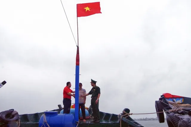 Trao hàng nghìn lá cờ Tổ quốc cho ngư dân - Ảnh 1.