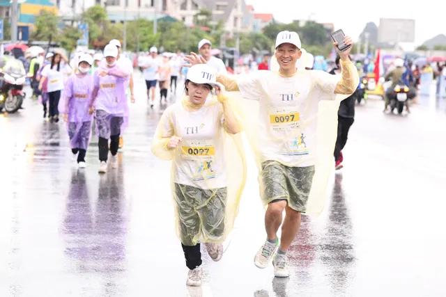 Khoảnh khắc ấn tượng của VĐV nhí trên đường chạy S-Race Family Quảng Ninh - Ảnh 5. Khoảnh khắc ấn tượng của VĐV nhí trên đường chạy S-Race Family Quảng Ninh - Ảnh 5.